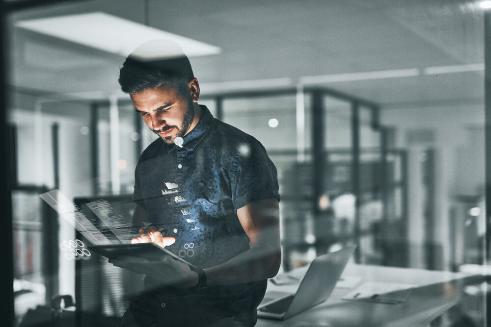 homme qui analyse son activité